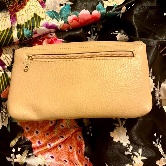 Wide Cream Learher Vintage Wallet in Great Condition - Picture 2 of 5